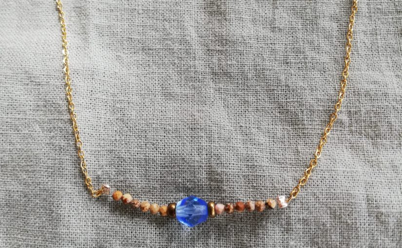 Collier perle bleue
